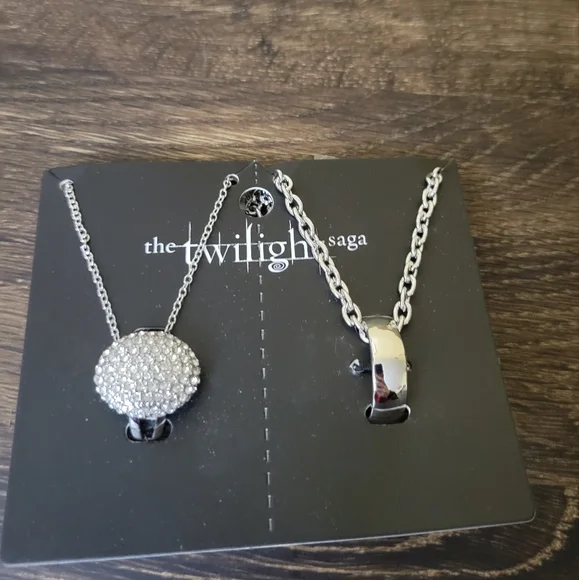 Twilight Saga Edward & Bella Wedding Rings Necklaces Couples Set NEW Valentine - Picture 5 of 5